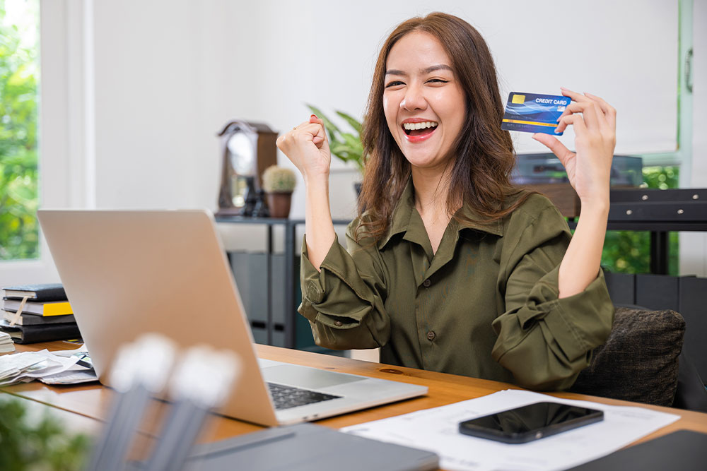 Pessoa feliz com cartão Novibet