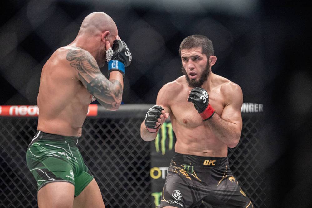 Makhachev durante luta no UFC