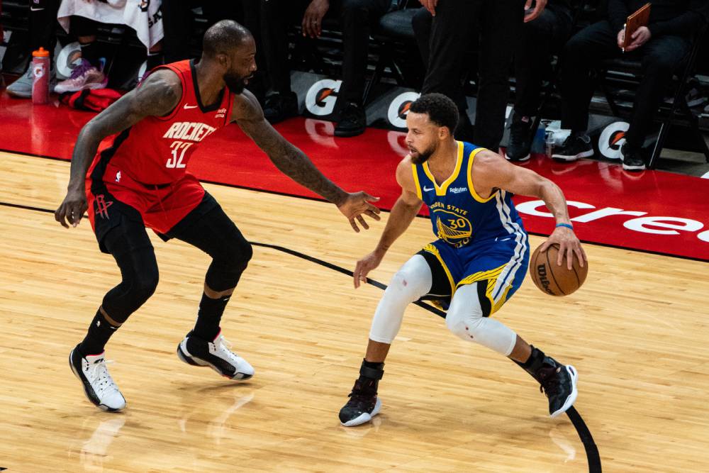 Stephen Curry jogando pelo time Golden State Warriors durante partida da NBA