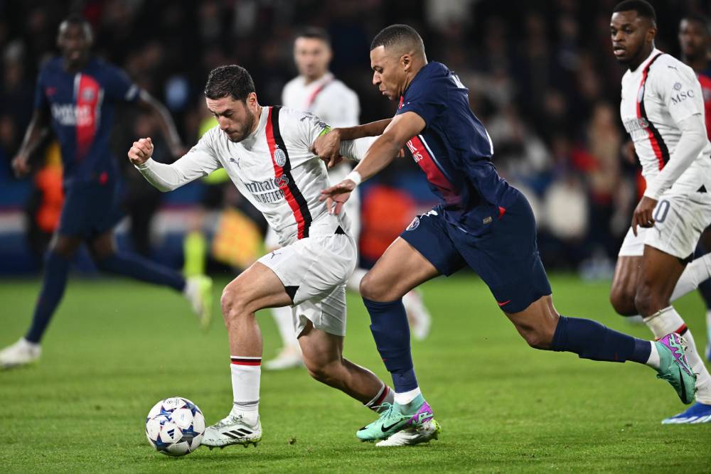 Jogadores do Milan e PSG durante a Champions League