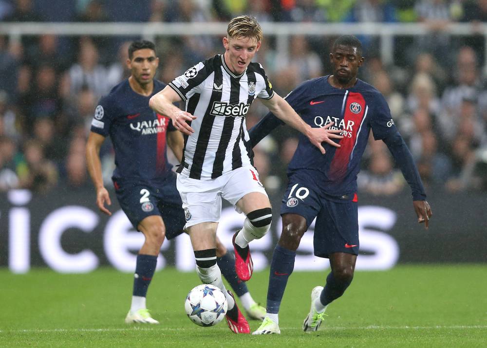 jogador do Newcastle durante partida da Champions League