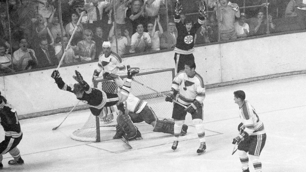 Bobby Orr com seu mergulho característico.