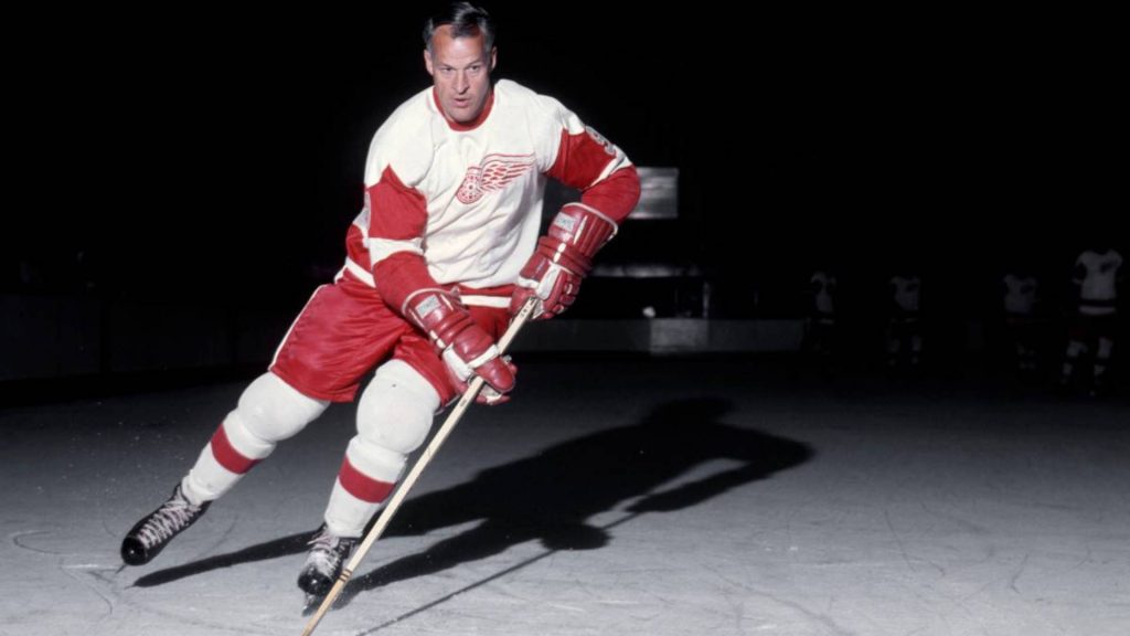 Gordie Howe no gelo com as luzes apagadas.