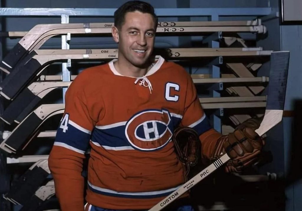 Jean Béliveau, um dos melhores jogadores de hóquei, com seu novo stick.