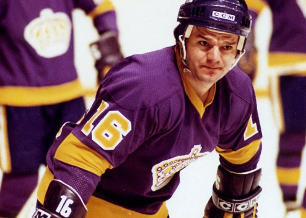 Marcel Dionne pronto para um jogo da NHL.