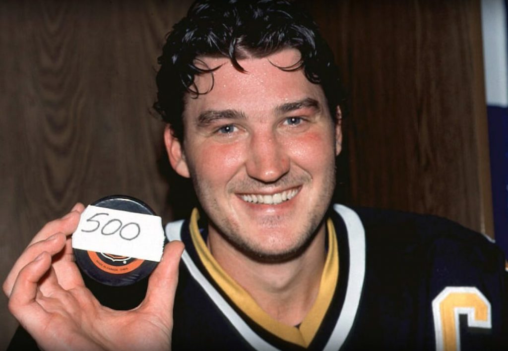 Mario Lemieux com o puck do seu 500º gol. 