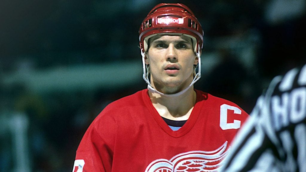 Steve Yzerman focado durante um jogo da NHL.