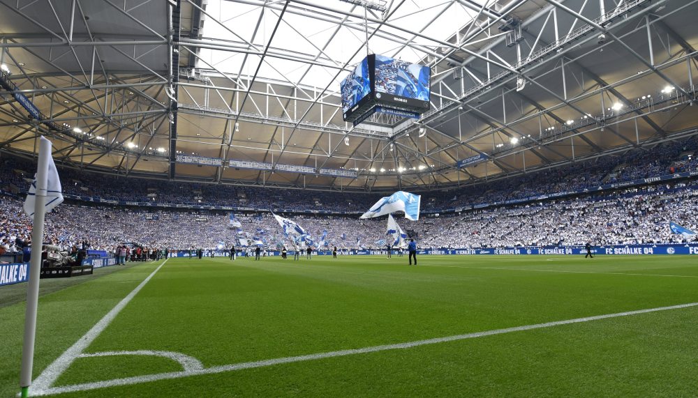 Dentro da Arena AufSchalke em dia de jogo.