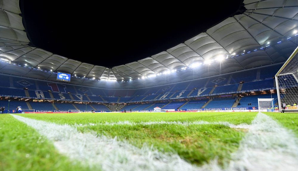 Foto dentro do Volksparkstadion vazio.