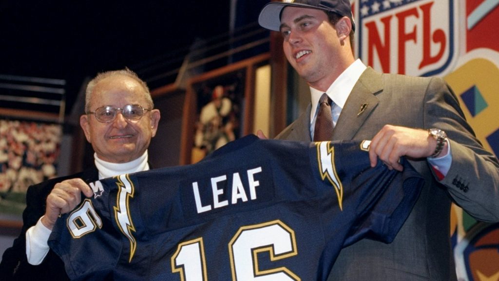 Foto de Ryan Leaf segurando uma jersey da NFL