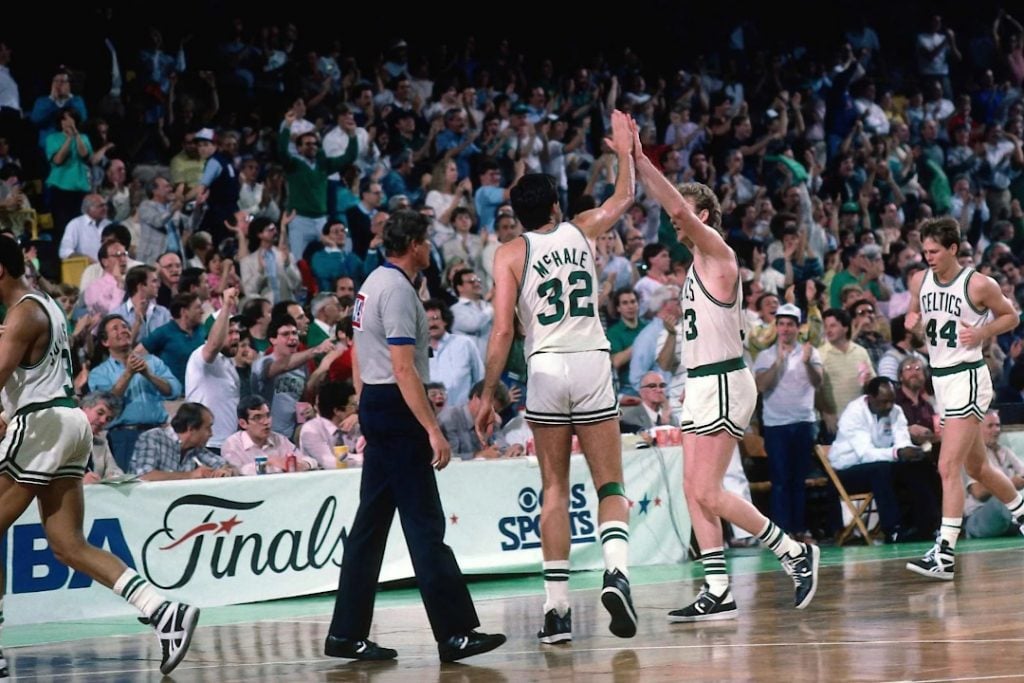 Um dos melhores times da NBA, o Boston Celtics, após um jogo em 1986.