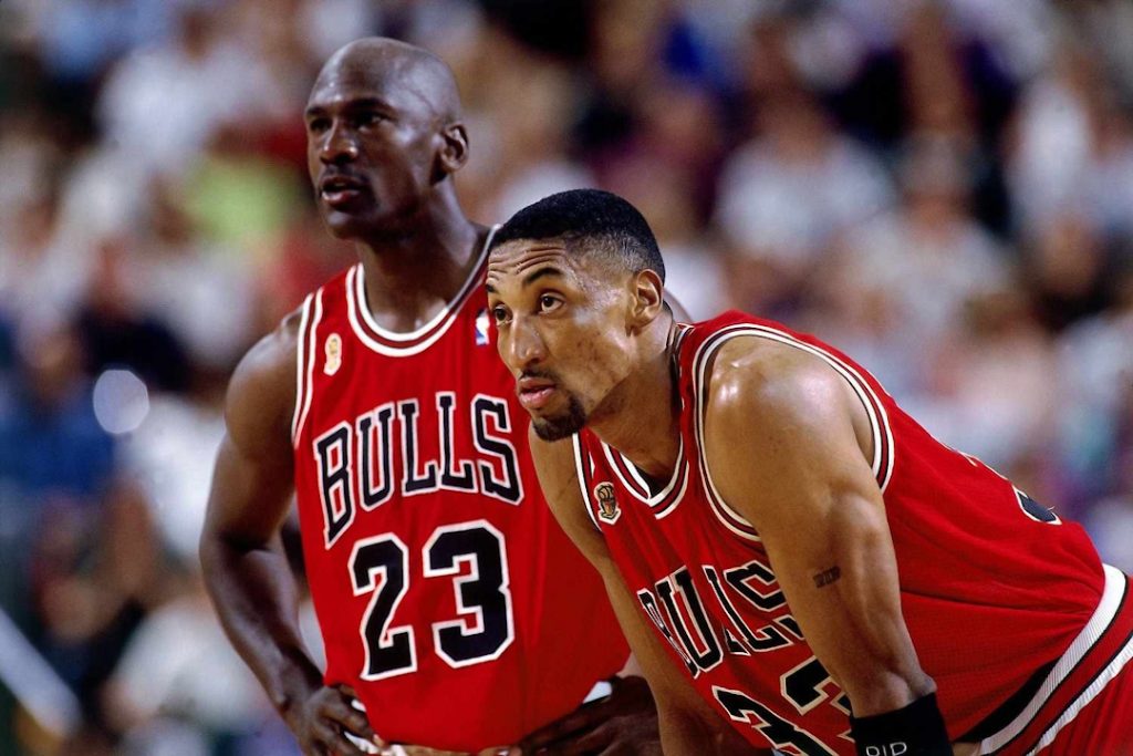 Os jogadores do Chicago Bulls, Scottie Pippen e Michael Jordan.