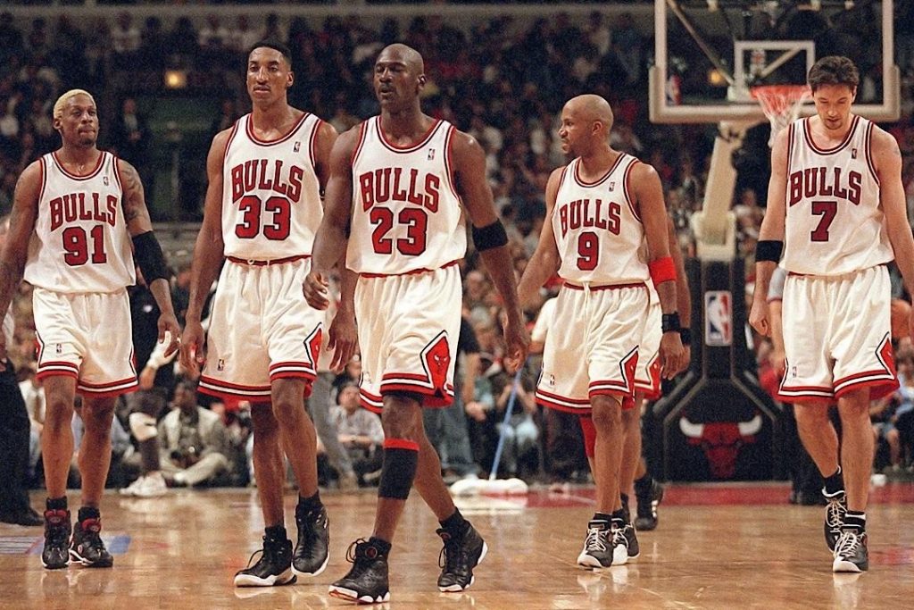 O melhor time da NBA de todos os tempos, o Chicago Bulls de 95-96, saindo da quadra.