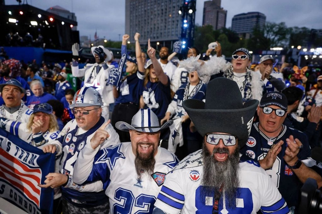 Uma das melhores torcidas da NFL, a do Dallas Cowboys, fora do estádio.