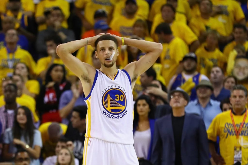 Um jovem Steph Curry reagindo a uma derrota.