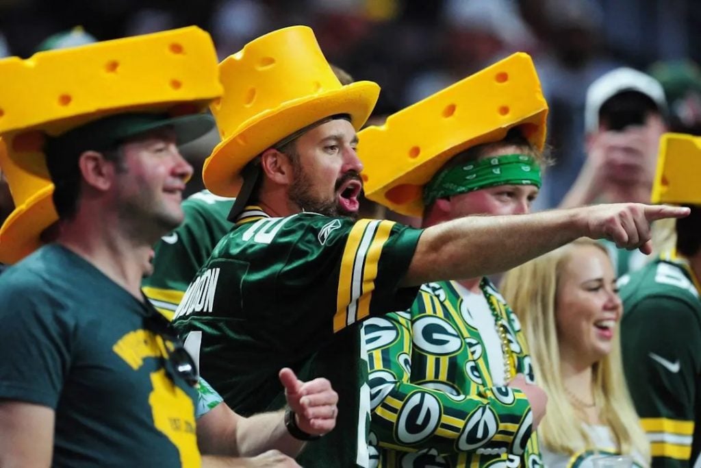 Os Cheeseheads, a torcida do Green Bay Packers, em um jogo da NFL.