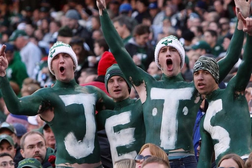 Torcida do New York Jets com o corpo pintado de verde.