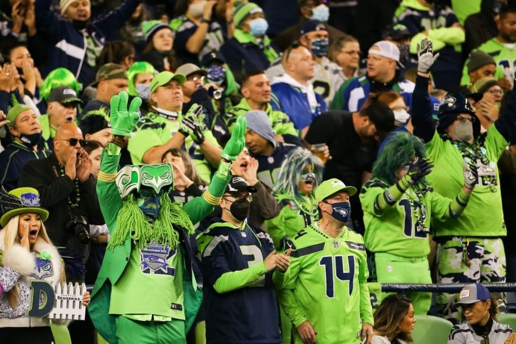 Torcida do Seattle Seahawks gritando nas arquibancadas.