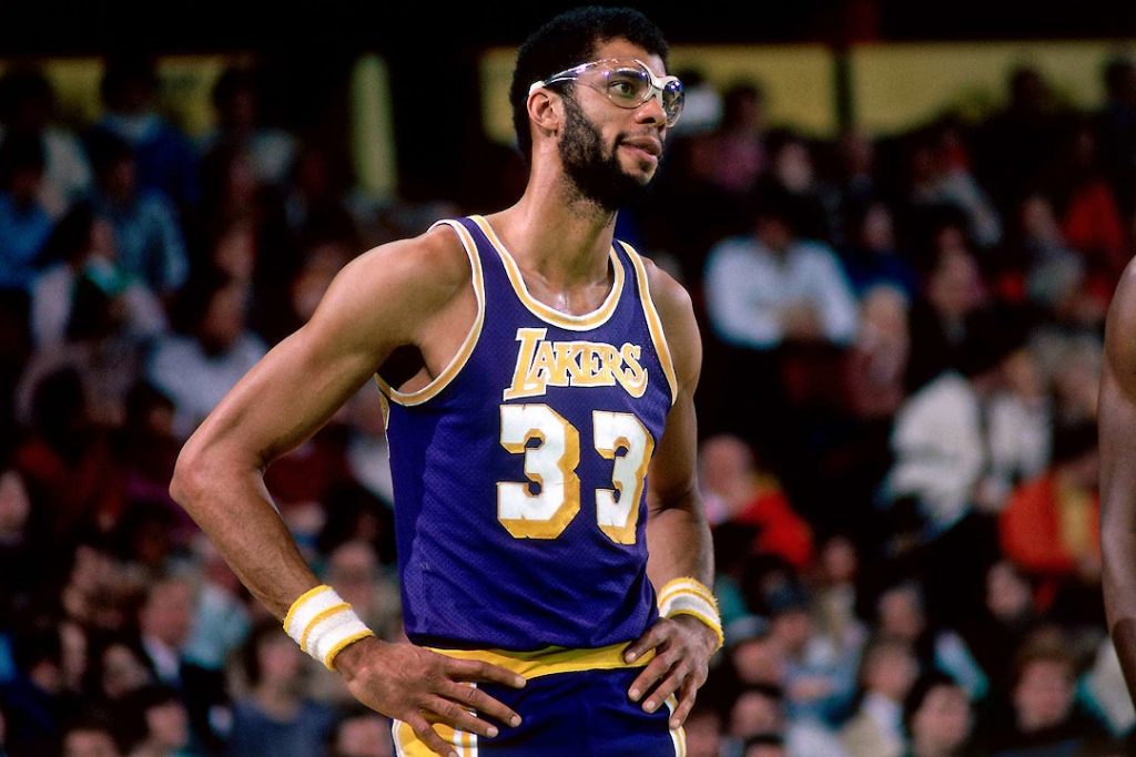 Kareem Abdul-Jabbar com as mãos na cintura