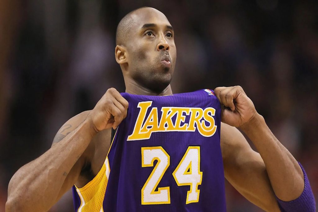 Kobe Bryant exibindo sua camisa de número 24