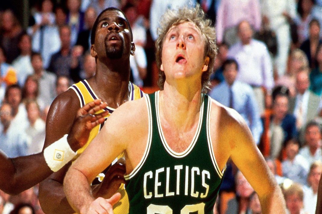 Larry Bird e Magic Johnson, dois dos melhores jogadores da história da NBA.