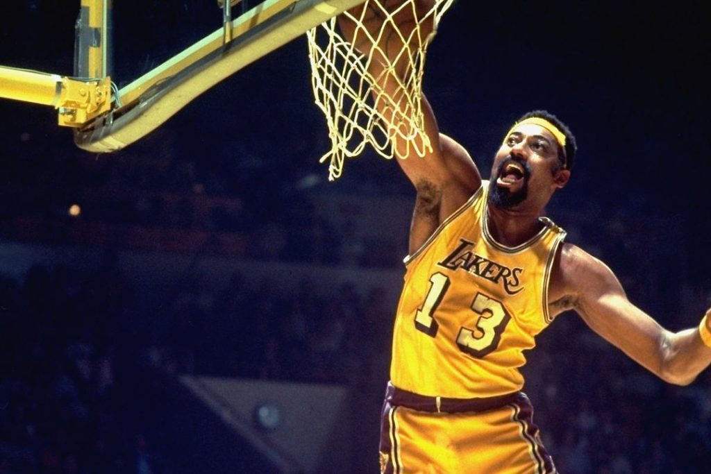 Wilt Chamberlain enterrando a bola na cesta