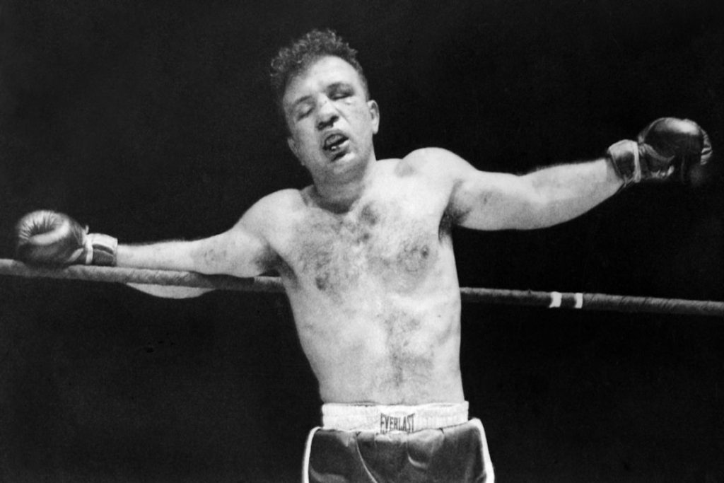 Jake LaMotta usando as cordas para ficar em pé durante o massacre do Valentine's Day contra um dos melhores boxeadores de todos os tempos, Sugar Ray Robinson.