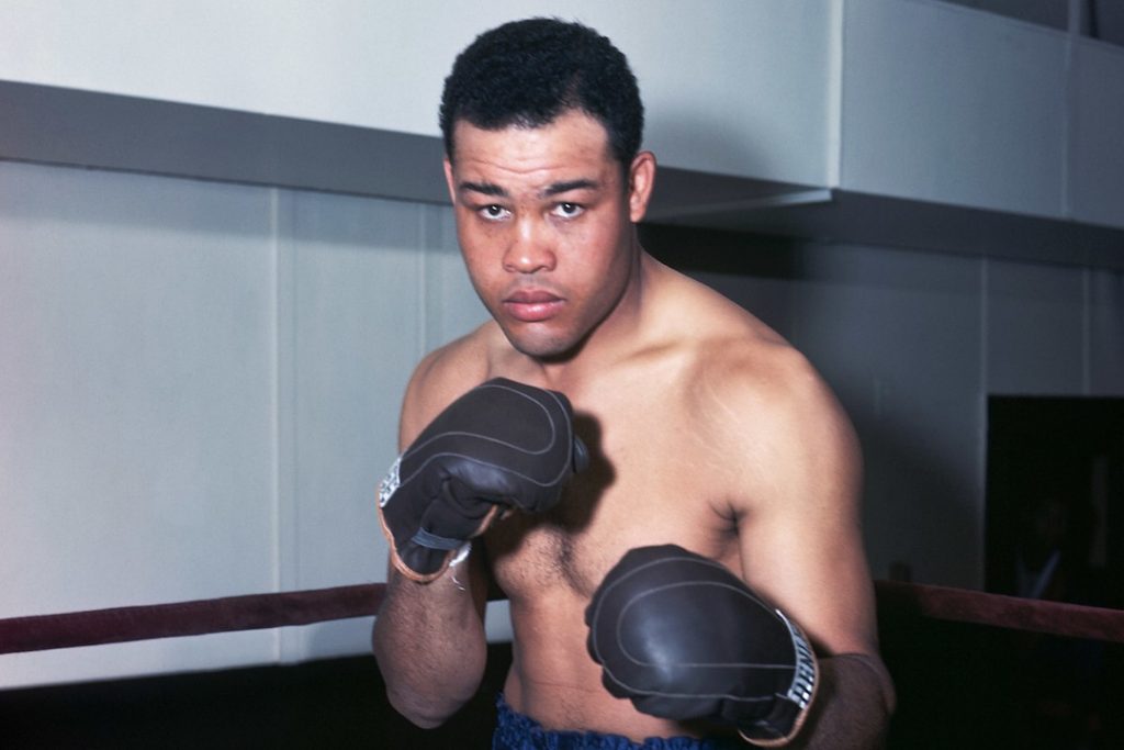 Um dos melhores boxeadores de todos os tempos, Joe Louis, posa para a câmera.