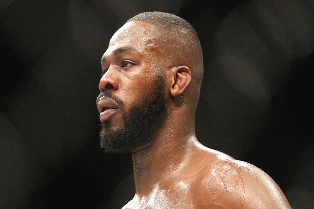 Jon Jones, um dos maiores lutadores de UFC da história, no octógono.