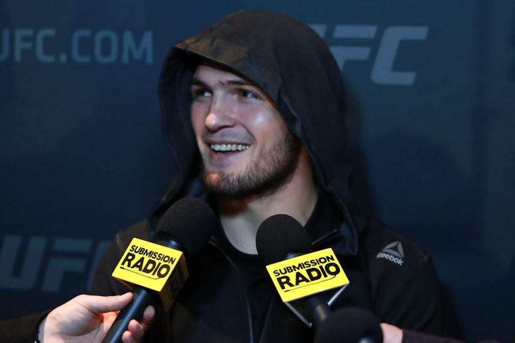 O melhor lutador do UFC de todos os tempos, Khabib Nurmagomedov, sorrindo durante uma entrevista.