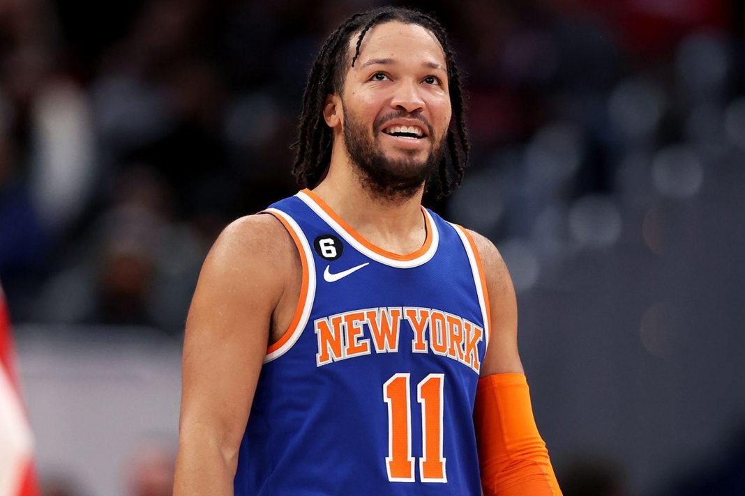 Jalen Brunson sorrindo em frente às arquibancadas do Madison Square Garden