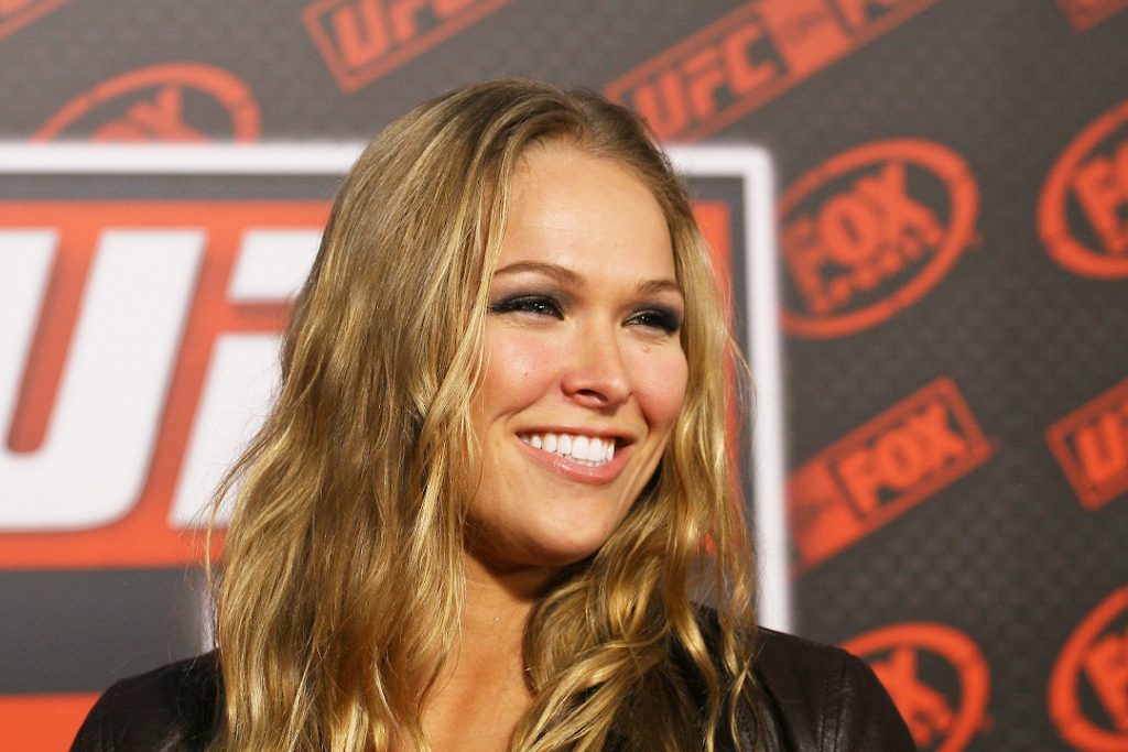 Uma das melhores lutadoras do UFC de todos os tempos, Ronda Rousey posa para foto no tapete vermelho.