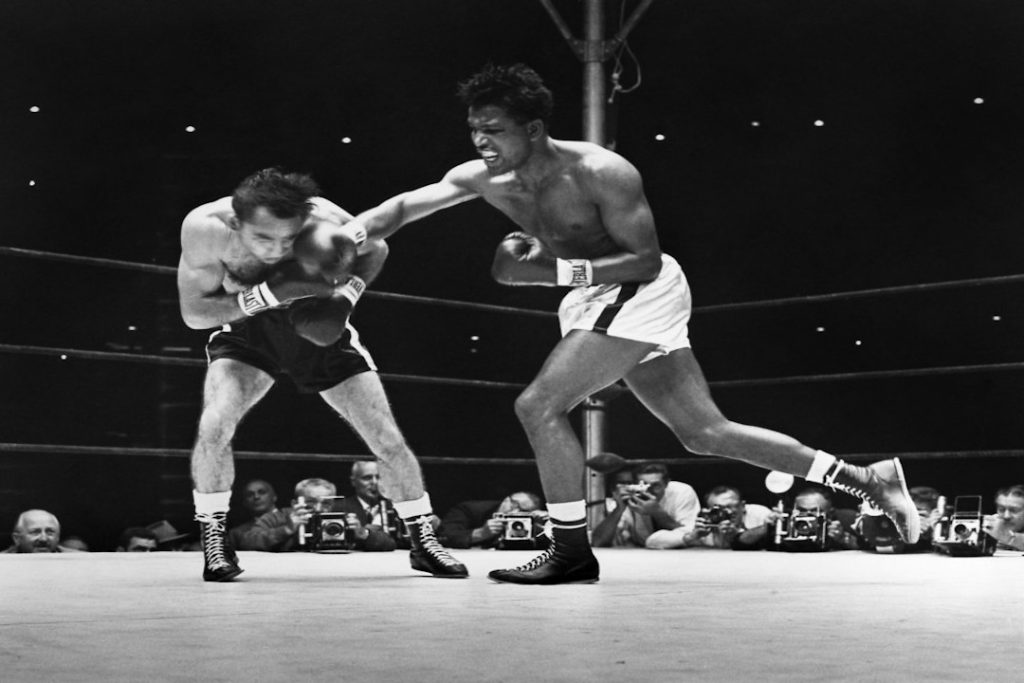 Sugar Ray Robinson desferindo um jab.