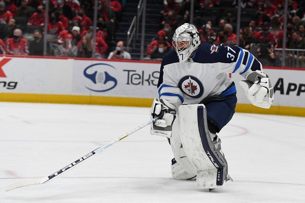 Connor Hellebuyck no gelo pelo Winnipeg Jets na NHL