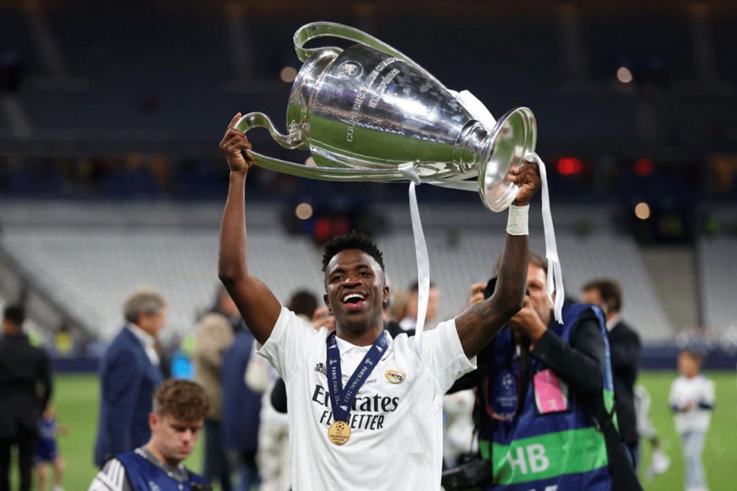 Vinicius Junior erguendo a taça da Champions League pelo Real Madrid.