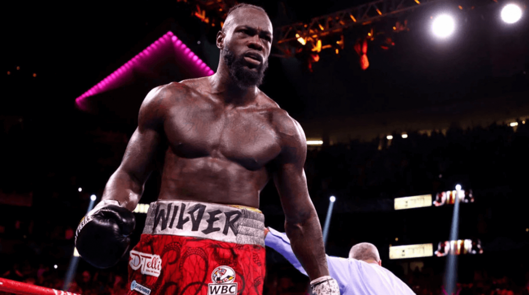 Deontay Wilder no ringue em luta de boxe na divisão dos pesos-pesados.