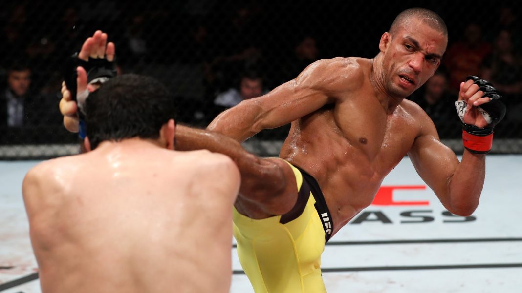 Edson Barboza aplica chute alto no octógono do UFC.