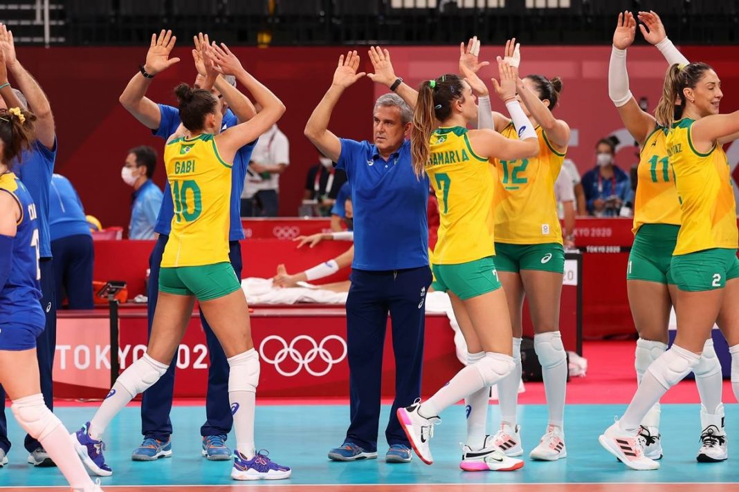 Seleção Feminina de Vôlei em quadra na preparação para a Liga das Nações.