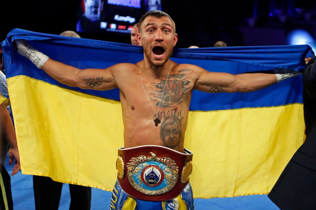 Vasyl Lomachenko com o cinturão da WBO e a bandeira ucraniana.