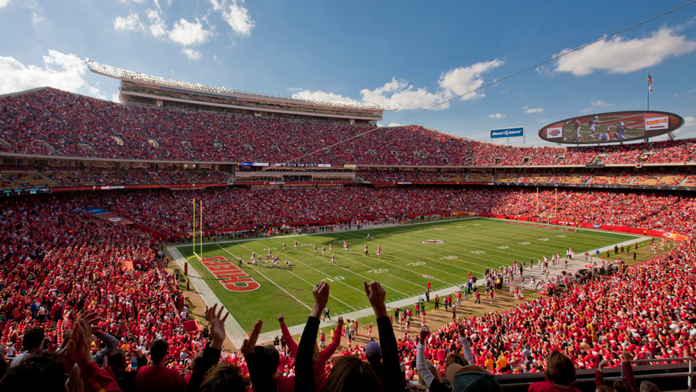 Dentro do Arrowhead Stadium em dia de jogo.