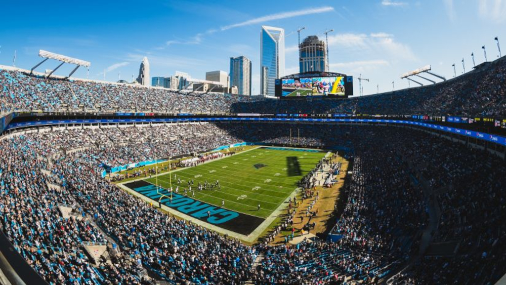 Foto dentro do Bank of America Stadium em dia de jogo.