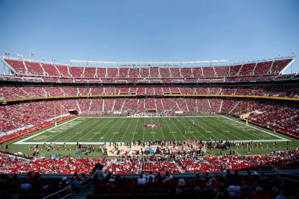 Dentro do Levi's Stadium em dia de jogo.