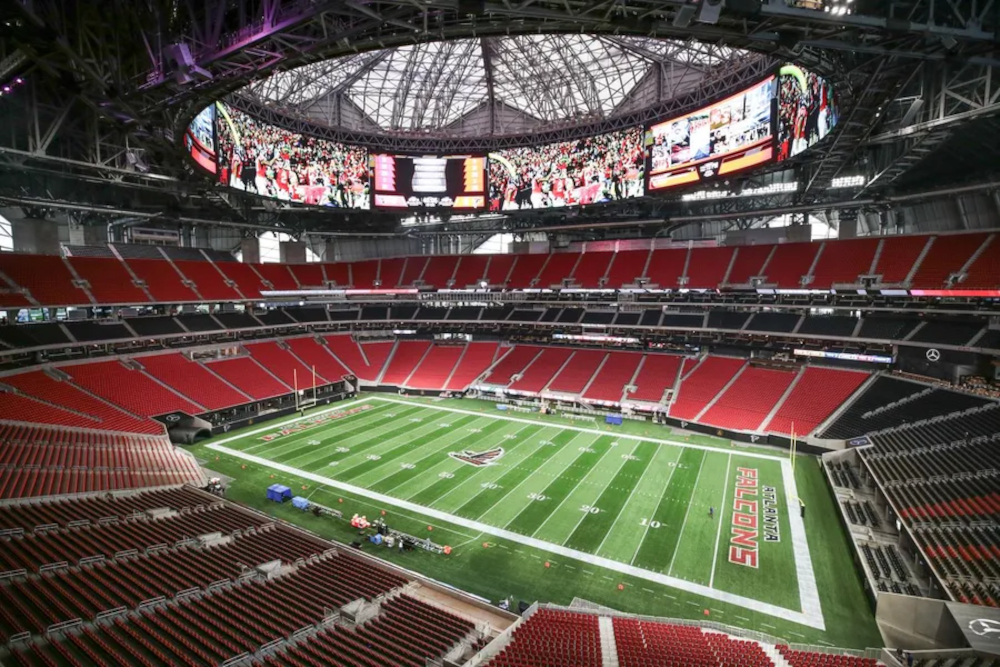 Vista interna do Mercedes-Benz Stadium.