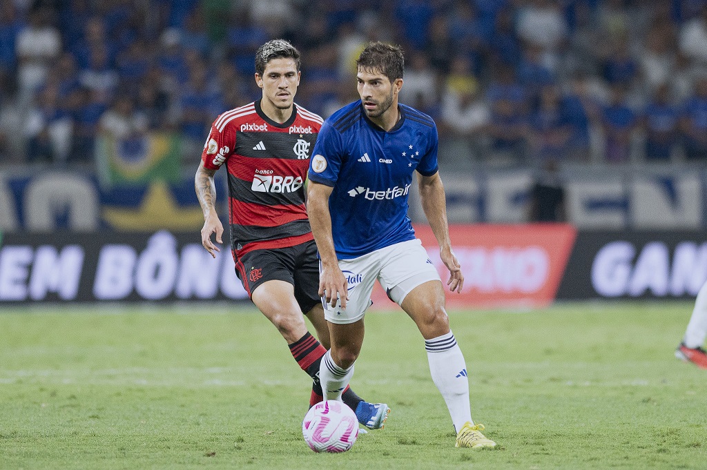 Pedro, do Flamengo, marcando jogador do Cruzeiro em partida do Brasileirão Série A.