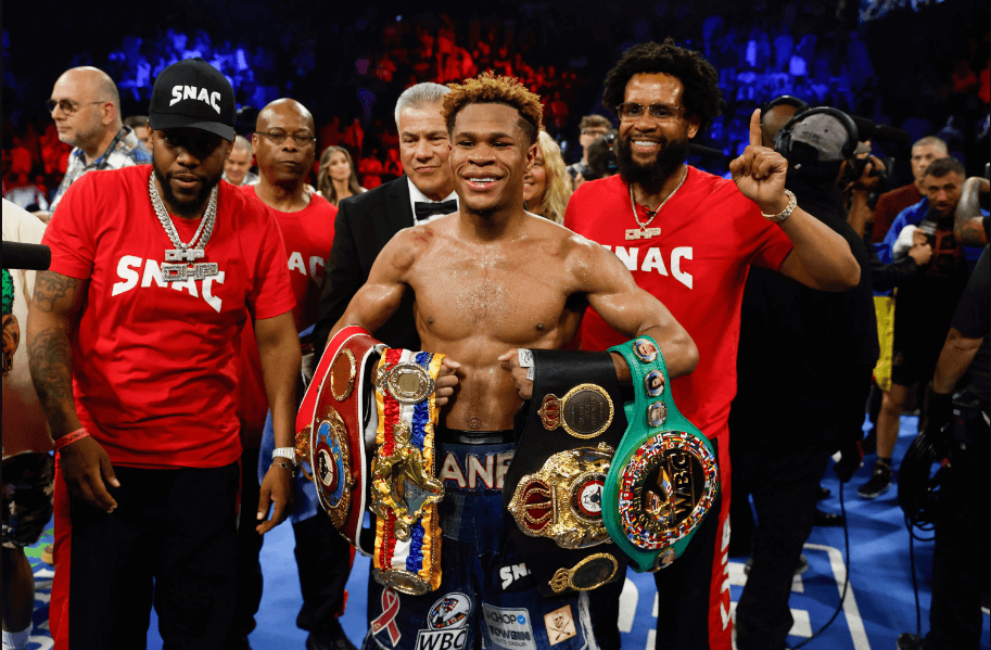 Gervonta Davis com todos os seus cinturões de campeão mundial de boxe na categoria peso-leve.