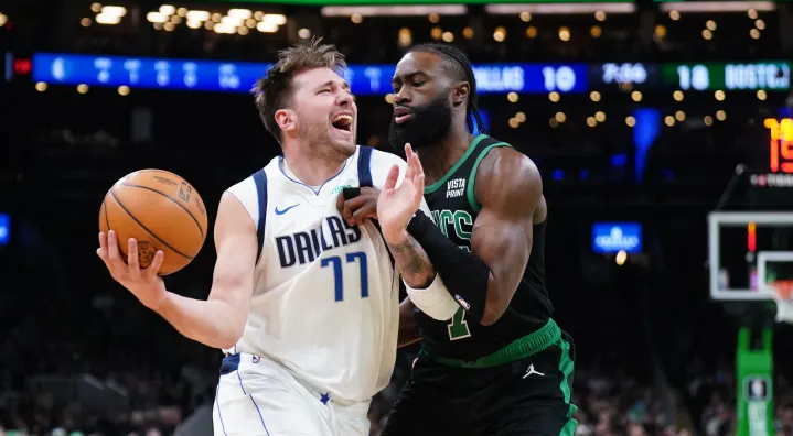 Luka Doncic, do Dallas Mavericks, sendo marcado em jogo contra o Boston Celtics.