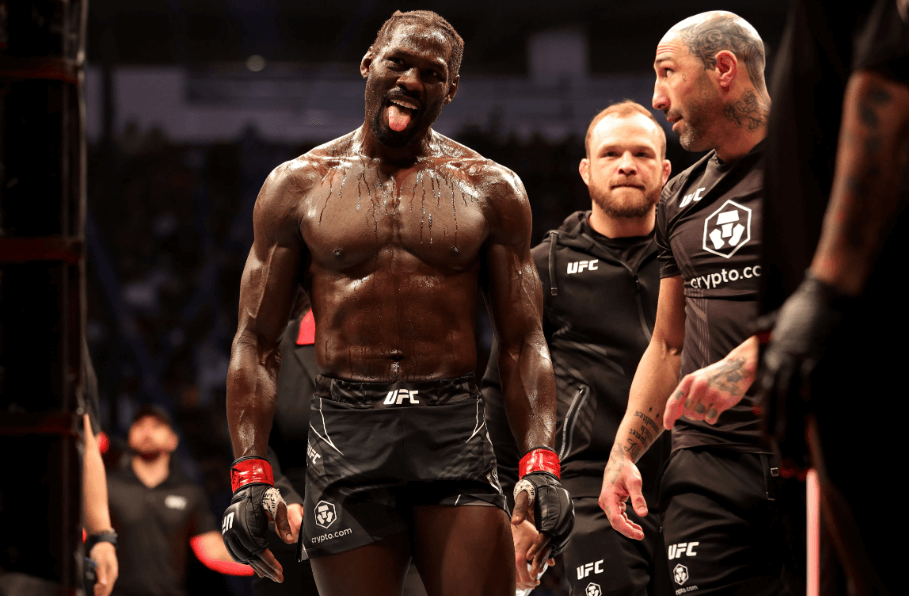 Jared Cannonier comemorando uma vitória no UFC.