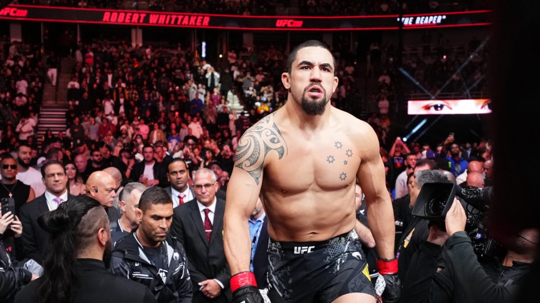 Robert Whittaker entrando no octógono em uma luta no UFC.