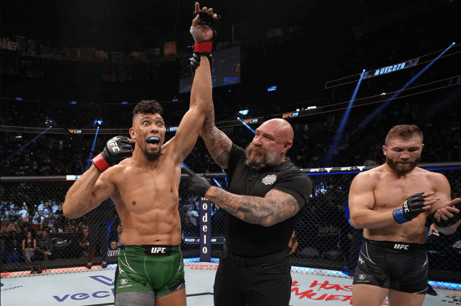 Johnny Walker com o braço erguido, comemorando vitória no UFC.