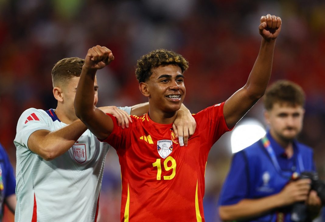 Garoto Lamine Yamal, craque de 16 anos da Espanha, comemorando gol na Eurocopa 2024.